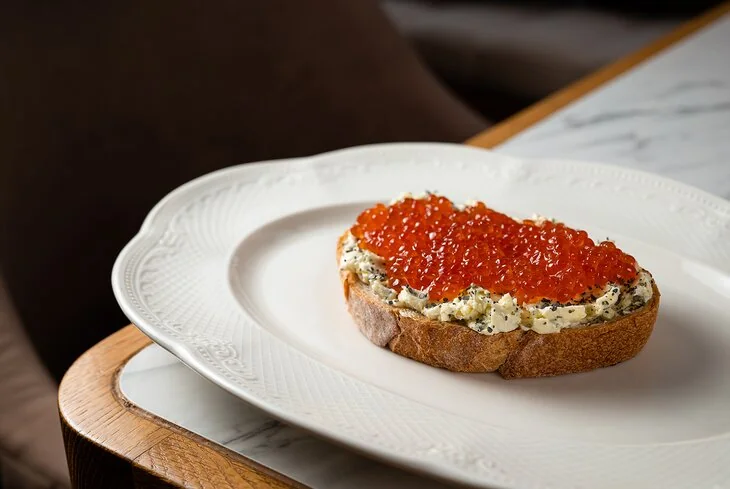 Тост с красной икрой и взбитым маслом