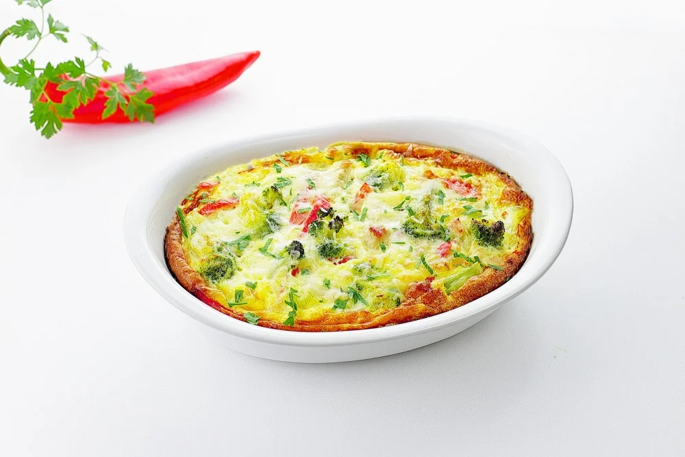 Омлет с индейкой, шпинатом и адыгейским сыром