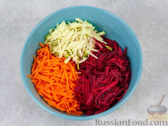 Салат  с морковью, свеклой и яблоком
