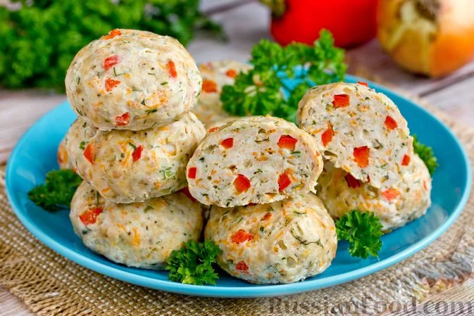 Паровые биточки из хека с овощами