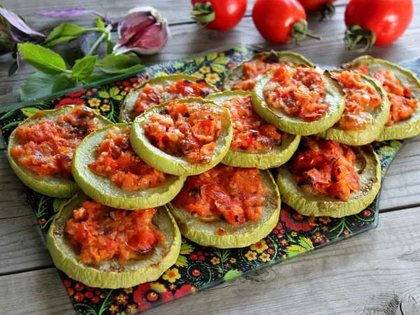 Запеченные кабачки цуккини с томатами и базиликом