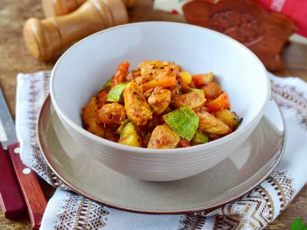 Рагу из индейки с морковью и цукини