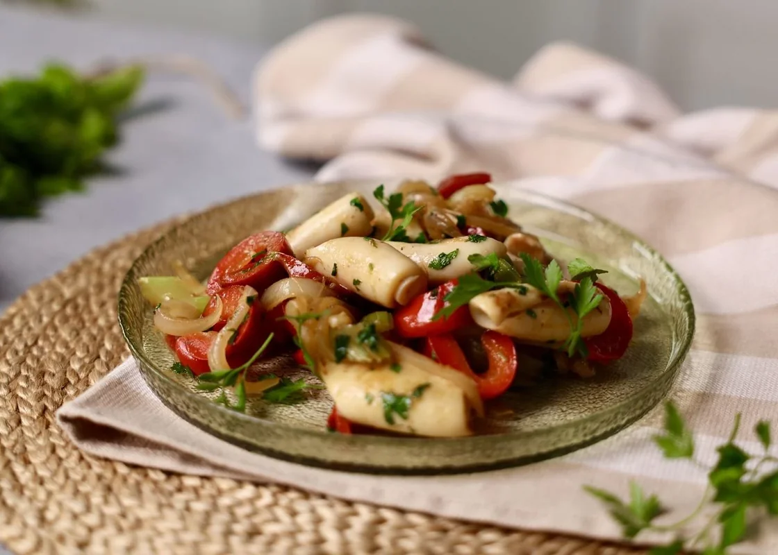 Соте из кальмара с кабачком и перцем