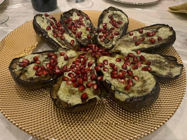 Закуска из баклажанов с тахини и гранатом