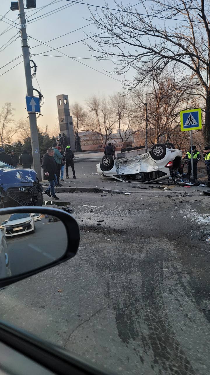 Машина перевернулась на крышу в центре Владивостока