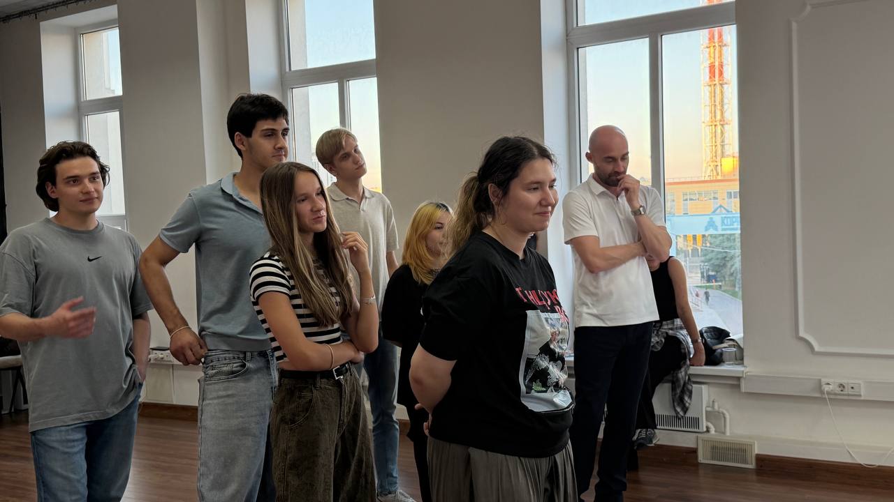 Участники занятия внимательно слушают и наблюдают за упражнением.