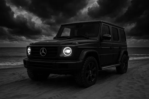 Чёрный Mercedes G-Class на фоне грозовых облаков у моря