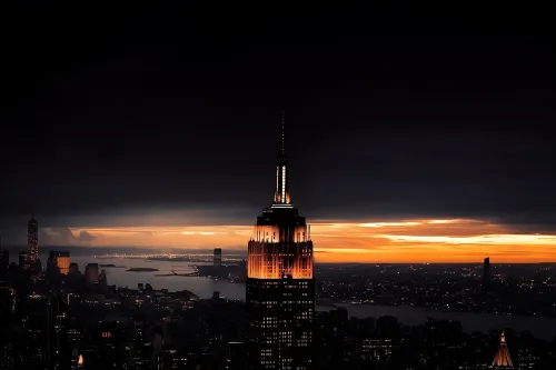 Atardecer sobre Nueva York, iluminado por los rascacielos de la ciudad
