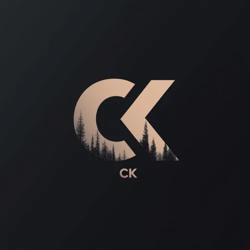 Logotipo elegante con las letras CK y la silueta de un bosque en su interior