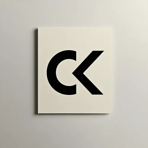 Logo minimalista negro CK sobre fondo claro