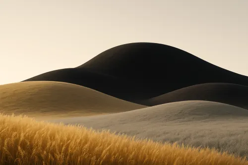 Paisaje atmosférico con colinas de diferentes colores sobre un fondo de atardecer