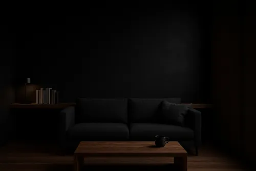 Sofá negro, mesa de madera y lámpara en un interior oscuro