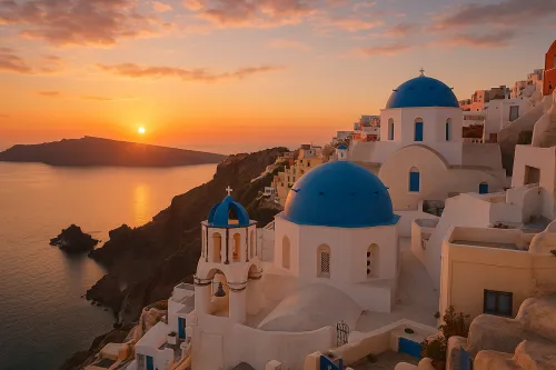 Vista del atardecer sobre la isla de Santorini con su arquitectura característica