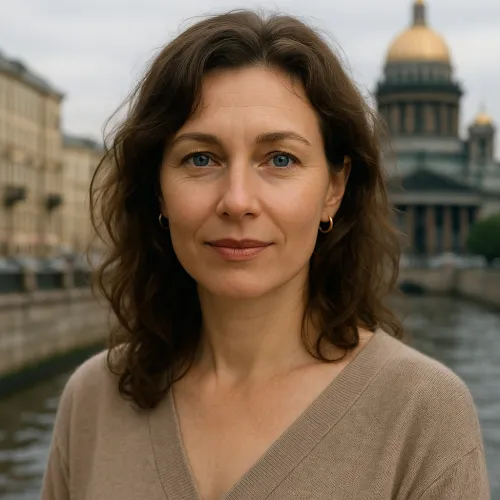 Mujer con cabello largo frente a edificios y un río en San Petersburgo