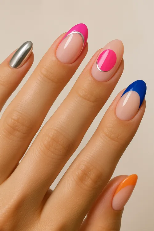 Aplicación de manicura artística con colores vibrantes y geometría