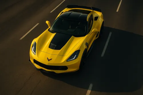 Elegante coche deportivo amarillo con techo negro en la autopista