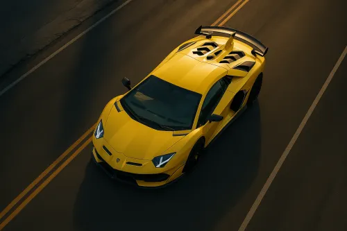 Superdeportivo amarillo Lamborghini Aventador visto desde arriba en la carretera