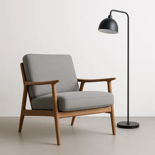 Silla moderna con reposabrazos de madera y lámpara de pie al lado