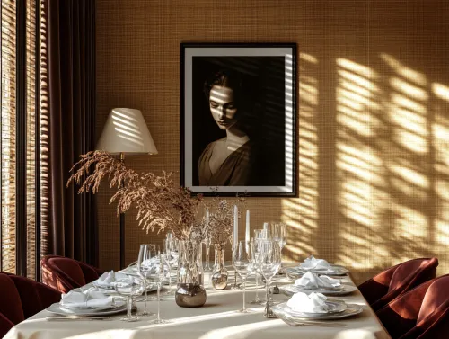 Comedor con una decoración única e iluminación interesante