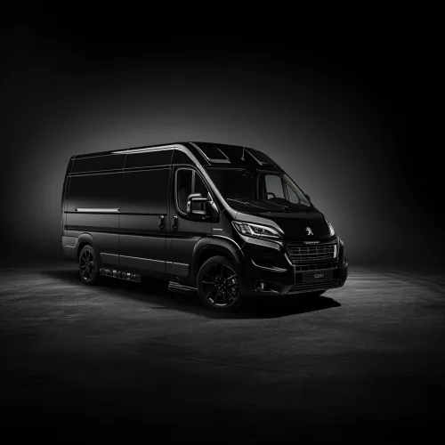Furgón moderno de Peugeot con detalles elaborados y diseño estiloso