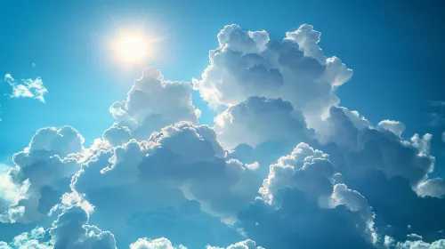 Nubes con rayos de sol sobre un cielo despejado