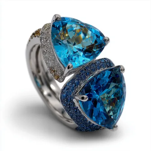 Anillo con dos piedras azules triangulares y un acabado brillante