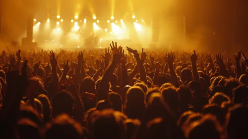 Escena con músicos en un concierto y una multitud de espectadores entusiastas
