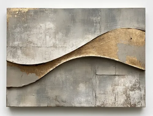 Abstracción texturizada con tonos dorados y grises sobre lienzo