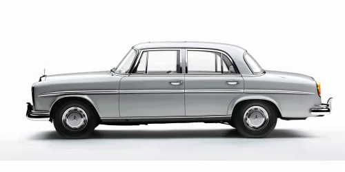 Сторонний вид старинного автомобиля Mercedes-Benz 220S на белом фоне
