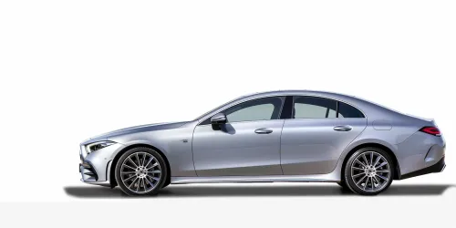 Элегантный Mercedes-Benz седан с современным дизайном и хромированными деталями