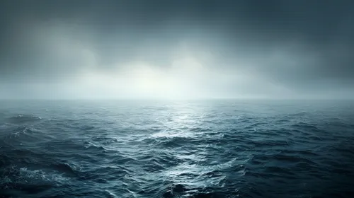 Морская гладь с серыми облаками на горизонте и легким светом