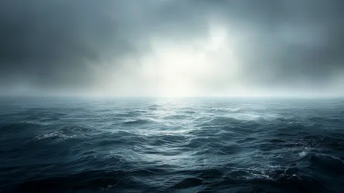 Темное и спокойное море с облаками на горизонте