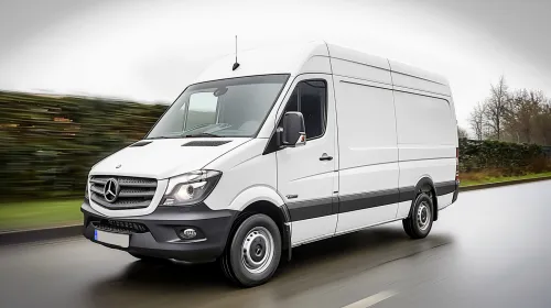 Автомобиль Mercedes Sprinter белого цвета, движущийся по трассе
