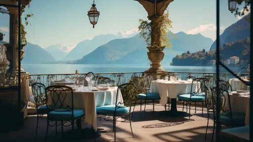 Elegante restaurante con terraza y vistas pintorescas de las montañas y el lago