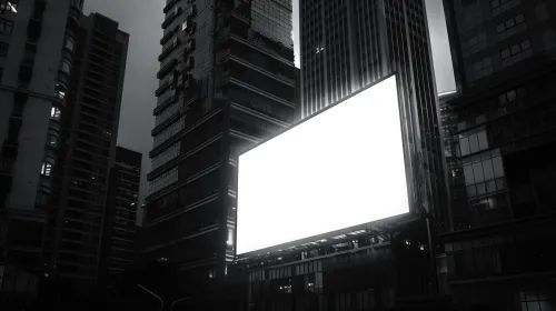 Valla publicitaria vacía entre altos edificios en horario nocturno