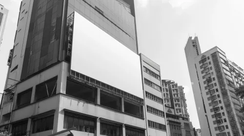 Cartel publicitario vacío en un edificio moderno en un entorno urbano