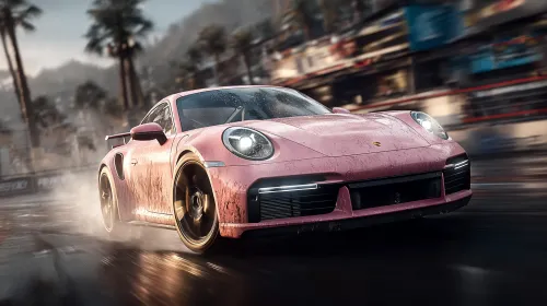 Porsche 911 rosa en una pista de carreras bajo la lluvia