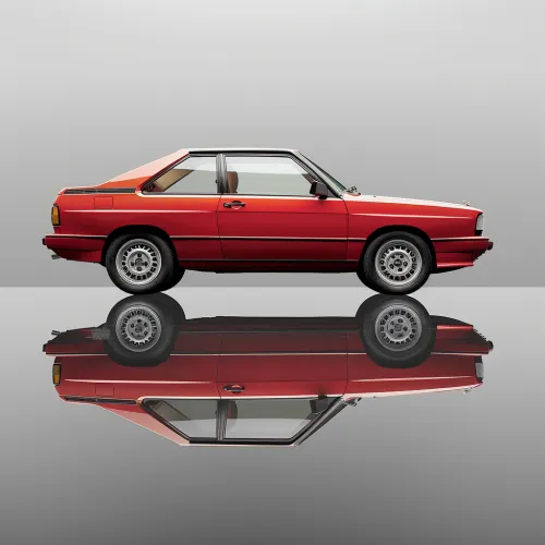 Automóvil deportivo de color rojo sobre un fondo neutral con reflejo