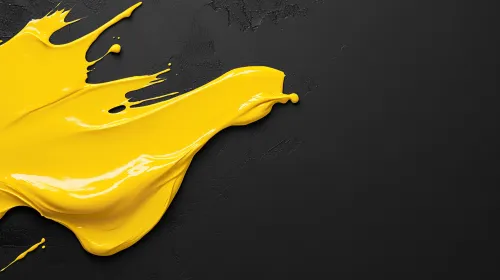 Смазанная жёлтая акриловая краска на текстурированном чёрном фоне