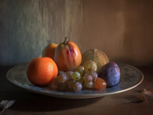Plato con diversas frutas en una suave luz