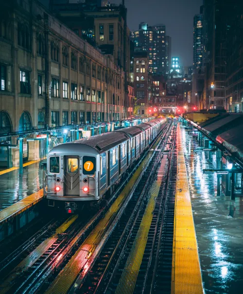 Tren de metro número 7 en la plataforma de la ciudad nocturna