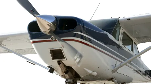 Primer plano de un avión ligero con hélice