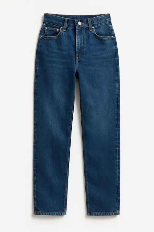 Dark blue jeans with a straight cut and standard pockets