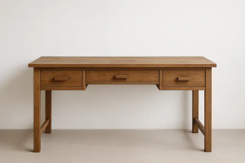 Mesa de madera clara con tres cajones deslizables en el panel frontal