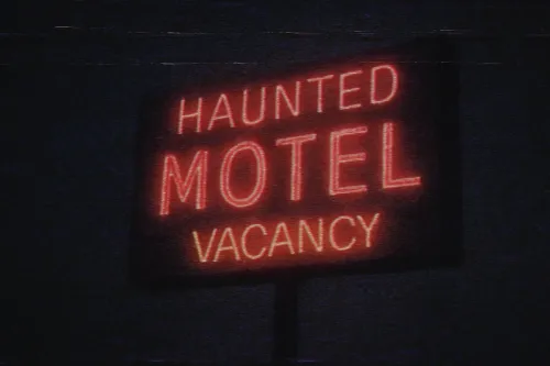 Яркая неоновая вывеска с надписью Haunted Motel Vacancy