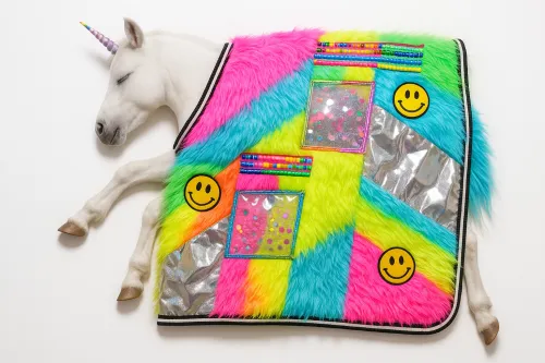 Unicornio único sobre un fondo blanco con una capa brillante