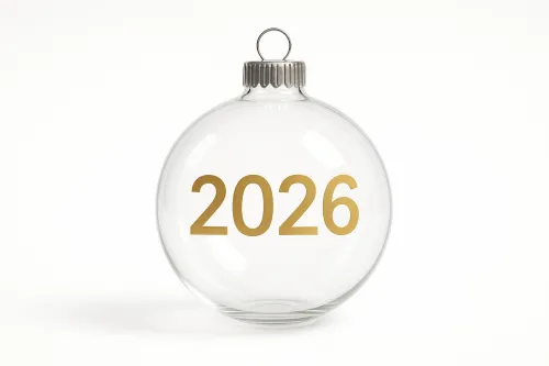 Adorno navideño transparente con números dorados 2026 sobre fondo blanco