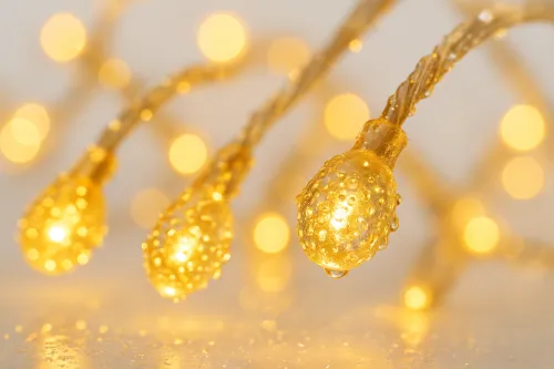 Primer plano de gotas de agua en luces brillantes