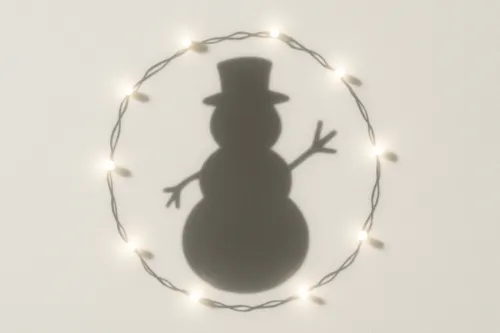 Силуэт снеговика, окруженный гирляндой из огоньков
