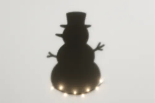 Силуэт снеговика, освещённый мягким светом, на белом фоне